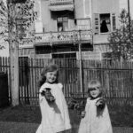 Paul Perners Schwestern als Kinder vor dem Haus
